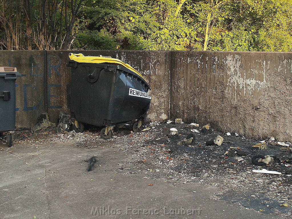 Wieder Brand Schule Koeln Holweide Burgwiesenstr zuerst brannten diese Muellcontainer P18.JPG